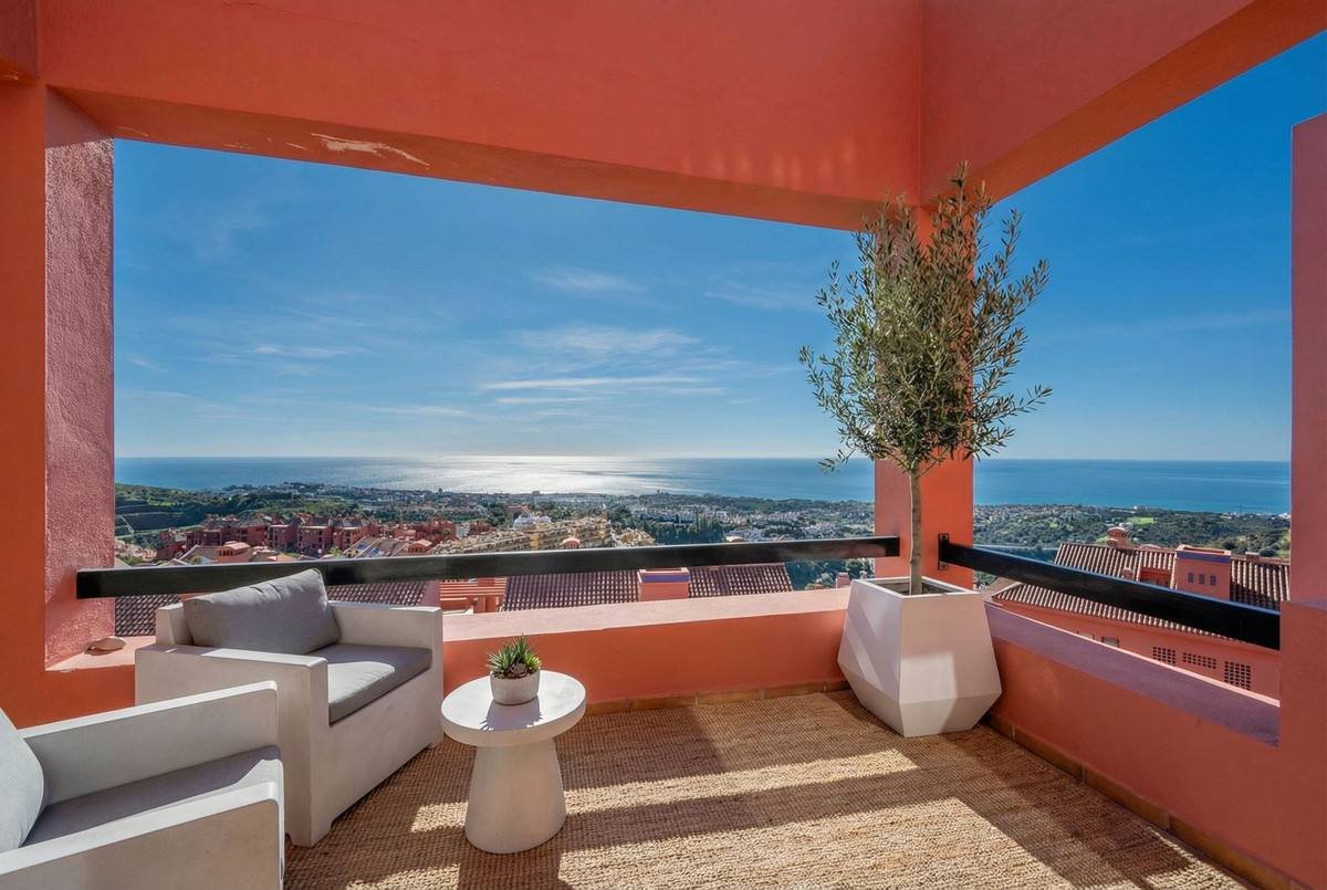 Terrace with sea view in Calahonda